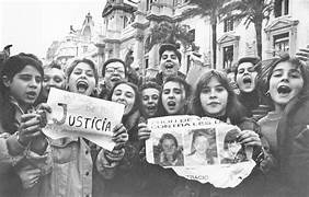 Imagen de jovenes manifestandose por el asesinato de las niñas