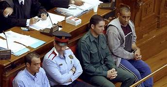 Brito y Picatoste sentados en el banquillo para declarar